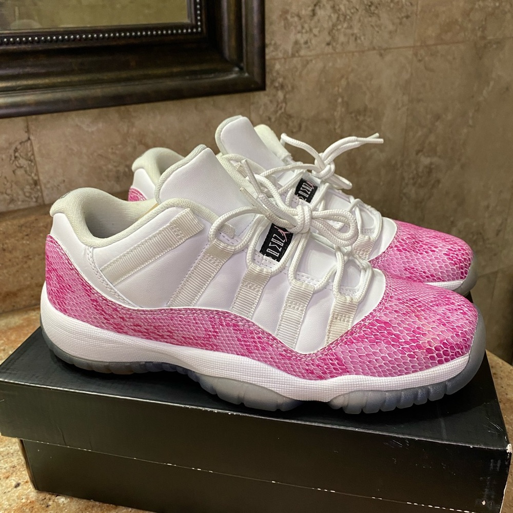 Air Jordan 11 Retro Low Pink snakeskin size 5Y